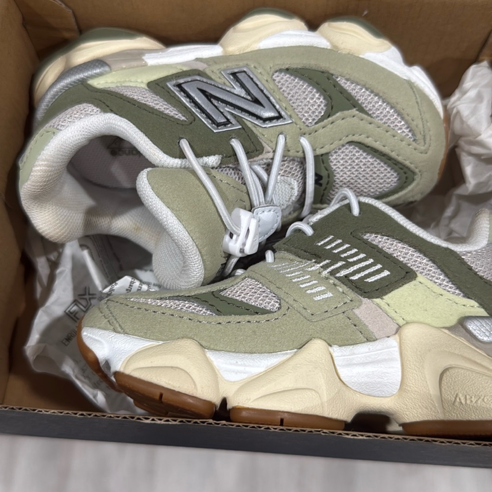 New balance toddler size 7 shoes. Worn once, still in new condition.